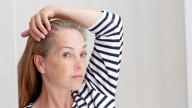 La tintura no va más: cuál es el nuevo producto viral que cubre las canas y que cuida tu cabello y lo hidrata