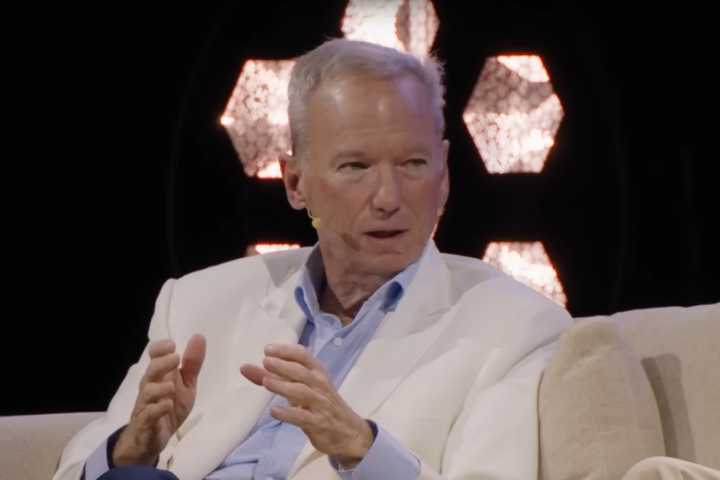 Para el ex CEO de Google la ventaja de China está en que siguen aplicando el modelo 996: "si quieres ganar, hay que hacer sacrificios"