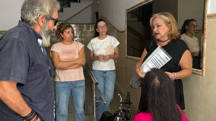 Los vecinos de la calle Terán trasladan al PP la falta de accesibilidad que sufren a diario