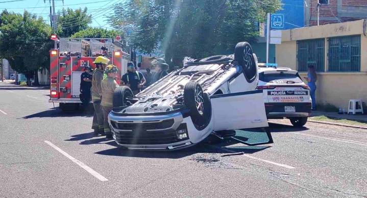 Vuelca vehículo tras choque en centro de Hermosillo