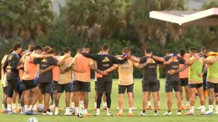 La Selección Argentina homenajeó a Miguel Ángel Russo con un emotivo minuto de silencio