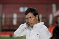 "No voy a aguantar a estos atorrantes": Ex DT de Deportes Iquique denuncia a hinchas tras invasión y agresiones