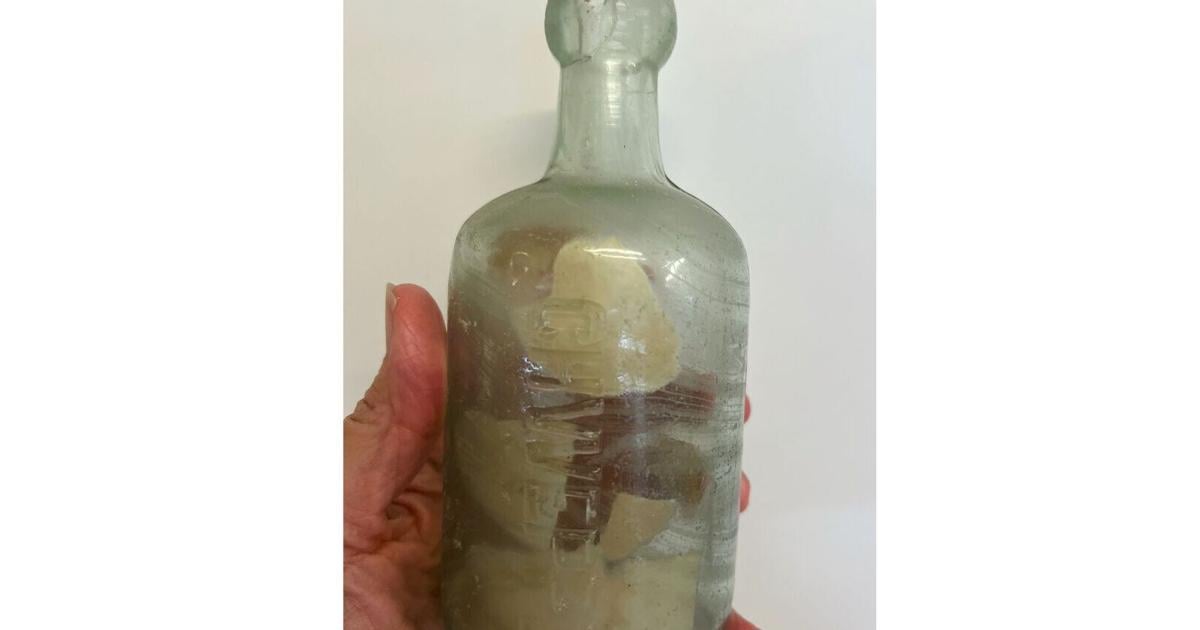 Encuentran en una playa de Australia una botella con mensajes de hace más de 100 años