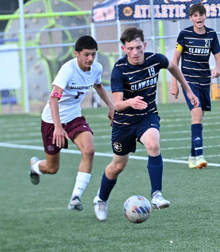 Warren Mott clinches MAC Gold Division with last minute goal against Clawson; New Haven stuns Lake Shore