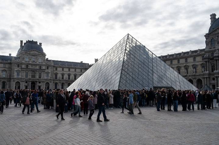 En sigilo y con total tranquilidad: se viraliza registro de los ladrones del Louvre escapando en escalera