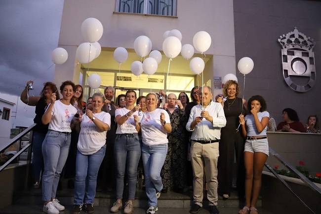 Mujeres con cáncer de Huétor Tájar tocan la campana como símbolo de esperanza y para visibilizar esta enfermedad