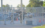 Cobra EU mil dólares a extranjeros en libertad condicional