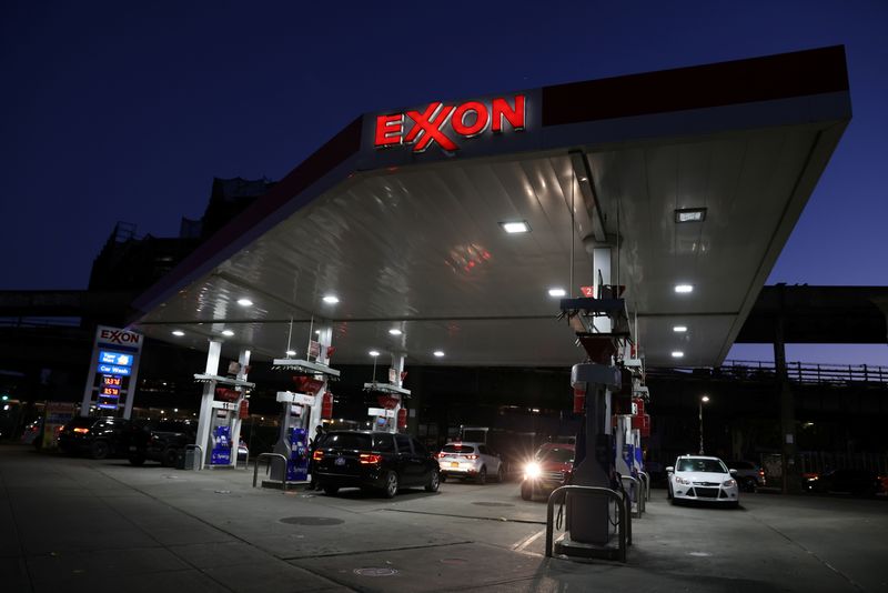 Iraq, Exxon to sign Majnoon oil field agreement Wednesday, sources say