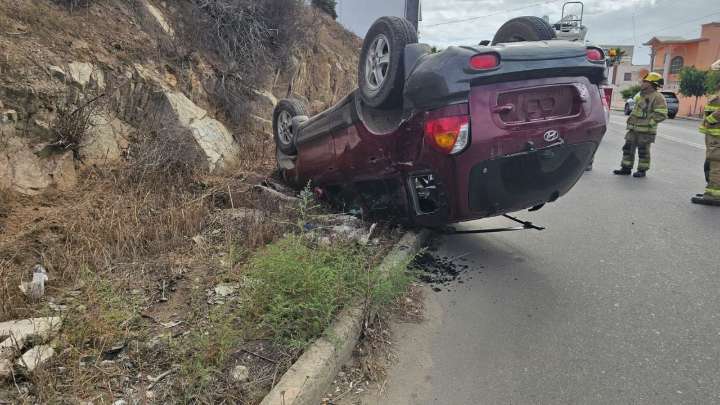 Vuelca vehículo en Valle Dorado