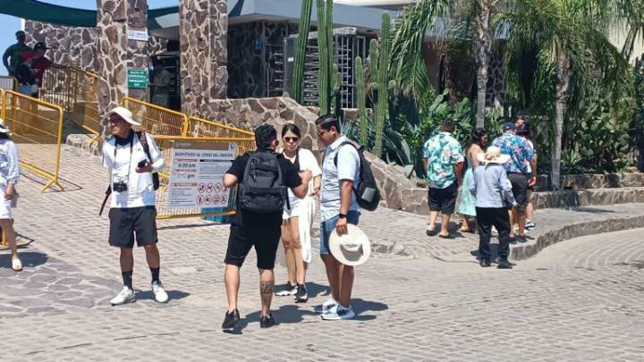 Pese a las altas temperaturas, turistas no le rehúyen al Faro de Mazatlán