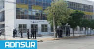 13:58 Violento ataque a una policía en Madryn: le arrojaron intencionalmente combustible y hay cinco detenidas