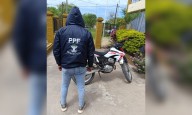 Detienen a dos sujetos y recuperan una moto