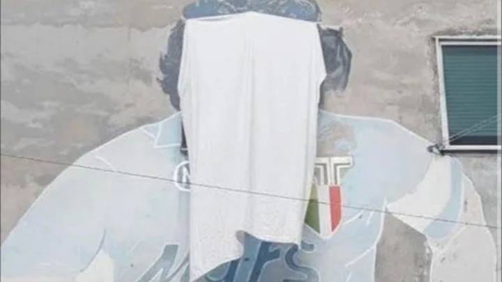 Protesta en Nápoles: comerciantes taparon parte del mural de Maradona y hubo polémica