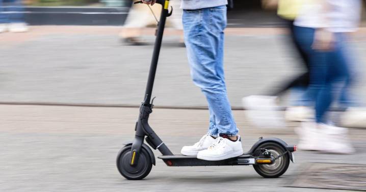 Ladrones abordo de "scooter" asaltan a dos turistas en Condado