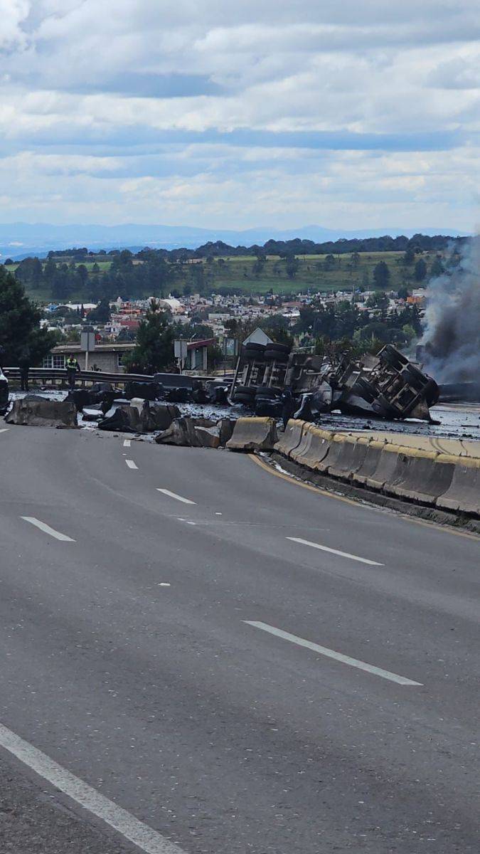 Explosión de pipa bloquea circulación y pone en riesgo viviendas en Santa Rita Tlahuapan