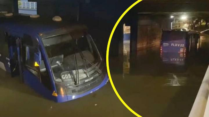 Bus RED queda atrapado dentro de paso bajo nivel en San Bernardo: Camino está anegado por aguas servidas