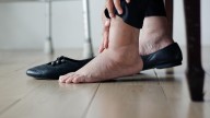 No alcanza con levantar las piernas: el truco para evitar los pies hinchados a partir de los 60 años
