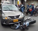 AUTOMÓVIL ARROLLO A MOTOCICLISTA