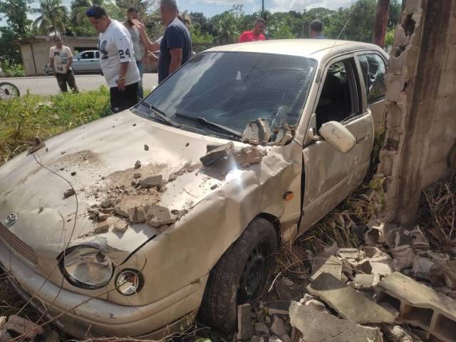 Camión choca con un carrito y este se desvía en la carretera nacional