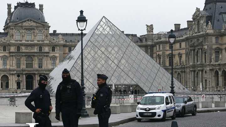 Louvre Museum Closed After Major Jewelry Heist