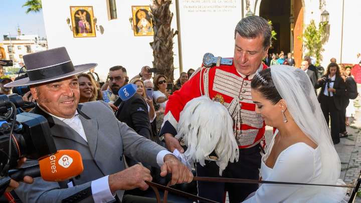Cayetano Martínez de Irujo y Bárbara Mirjan son ya marido y mujer: así ha sido su boda sevillana