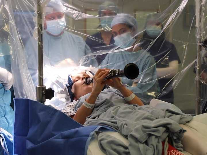 Milagro en el quirófano: una mujer tocó el clarinete durante una cirugía y el resultado impactó a los médicos
