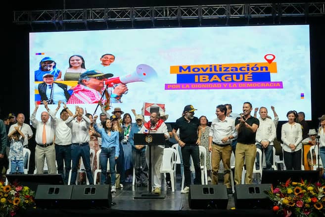 “Oposición sigue pensando en una victoria fácil”: las reacciones al plazoletazo de Petro