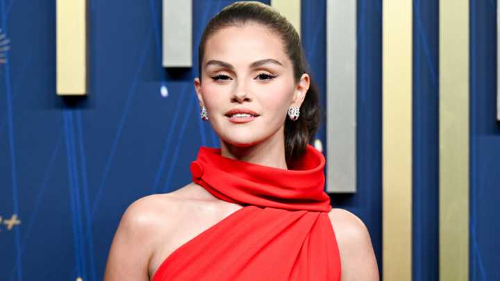 De Selena Gómez a Hailey Bieber, ¿por qué las uñas naturales glaseadas son las favoritas de la temporada?