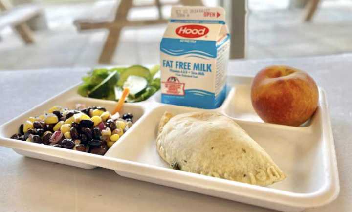 Escuelas de Boston reciben reconocimiento nacional por ofrecer comidas escolares frescas y nutritivas