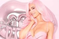 Celebra Kylie Jenner los 10 años de su marca de cosméticos