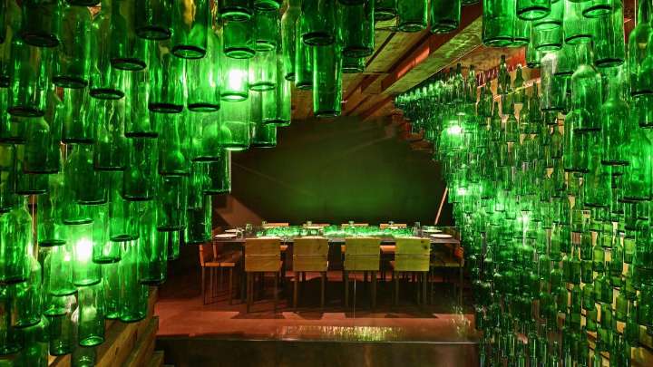 Así es la sidrería más grande y espectacular del mundo: con miles de botellas de sidra convertidas en cascadas de vidrio y luz, y mesas dentro de toneles