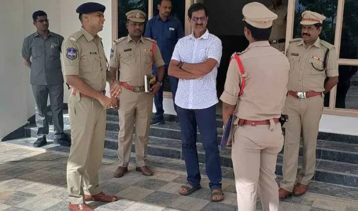 SC Orders Ex-Telangana SIB Chief Rao to Share iCloud Password