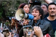 Javier Milei cierra su campaña en el norte con actos masivos e incidentes