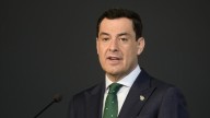 El CIS andaluz da la victoria a Juanma Moreno, pero le sitúa al borde de perder la mayoría absoluta
