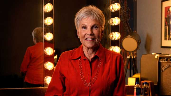 Anne Murray wants the Jays to win World Series 'so badly'