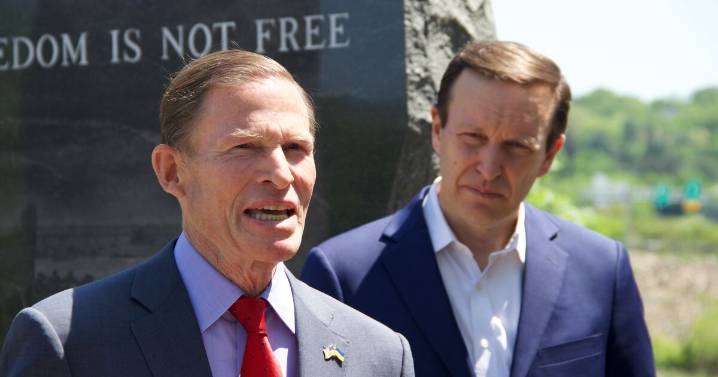 Blumenthal, Murphy introduce bipartisan bill to ban AI chatbots for kids