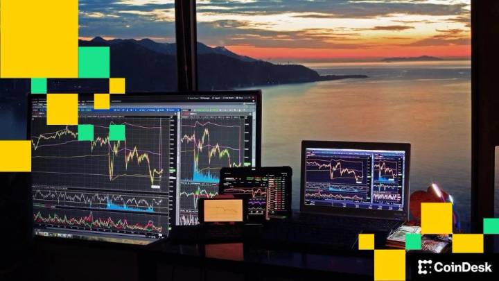 XRP, BTC, SOL News: XRP, Solana See Bullish Reset in Sentiment as Bitcoin, Ether Lag