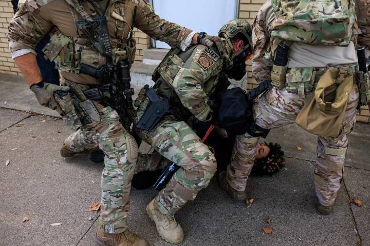 Judge orders ICE officers to wear body cams for Chicago patrols
