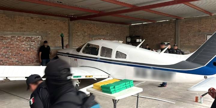 Aseguran más de 200 paquetes con cocaína y una avioneta en cateo a aeródromo de Chiapas