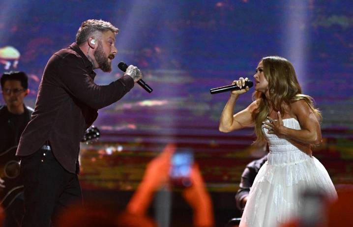 Carrie Underwood Surprises Dove Awards Crowd, Delivers Stirring Performance With Ben Fuller [Watch]