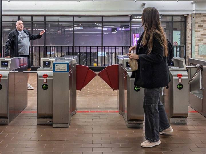 STM maintenance workers announce third strike as talks continue to stall