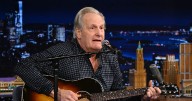 Video: Jeff Daniels Sings Trump Protest Song About a 'World Full of Hate' Live on MSNBC