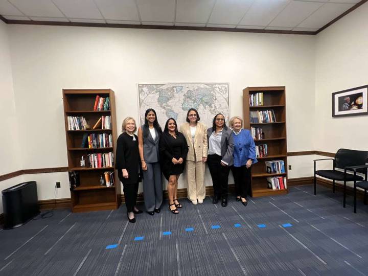 Sairam Rivas recibe reconocimiento internacional en nombre de las presas políticas venezolanas