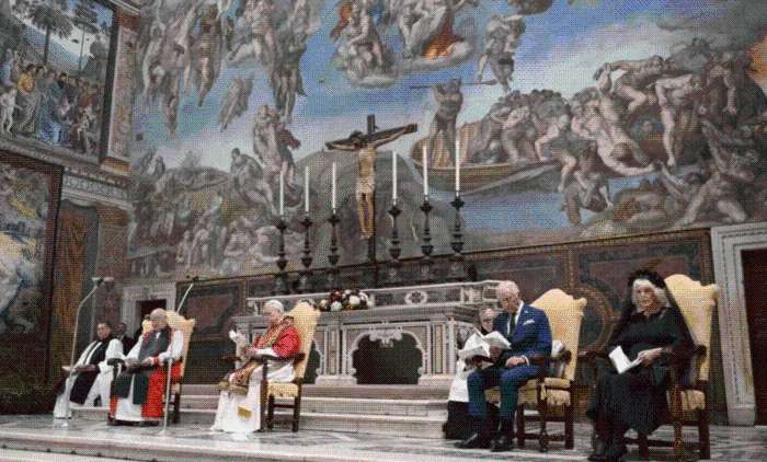 Rey de Inglaterra y el Papa León XIV oran juntos en el Vaticano