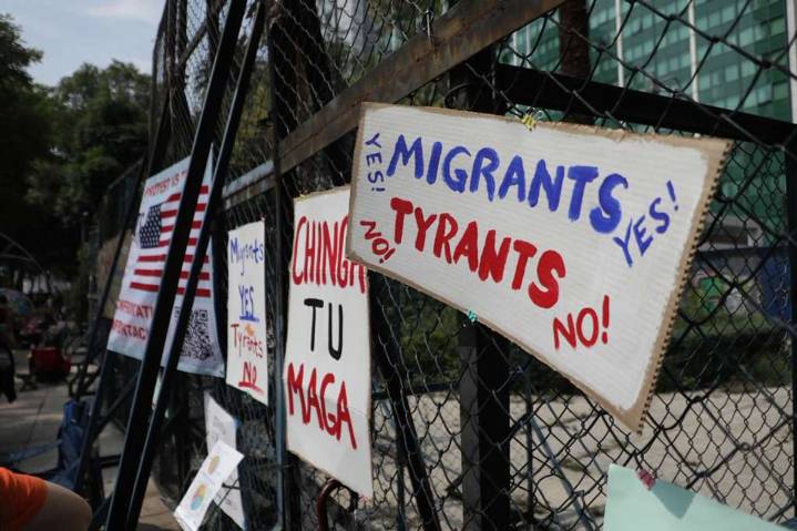 Ciudadanos estadunidenses en CDMX se unen a las protestas de "No a los reyes" contra Trump en EU