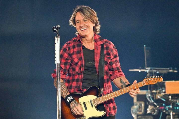 Keith Urban Performs First Concert After Divorce News, Keeps Nicole Kidman Family Photo in Show