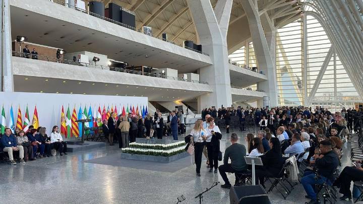Mazón, en tercera fila y sin participación en el saludo de los reyes a las víctimas en el funeral de Estado