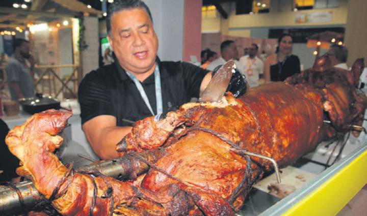 Llegan miles de personas a la Feria de ASORE en el Centro de Convenciones