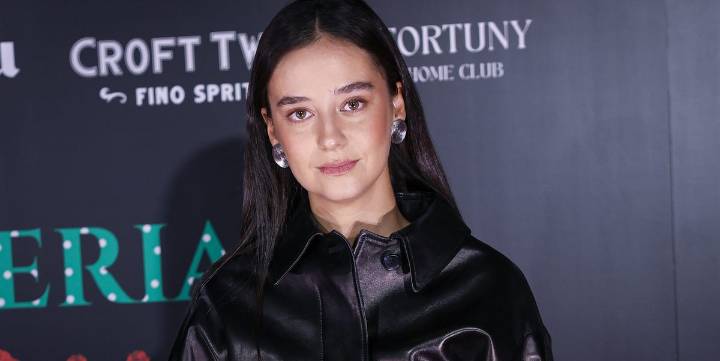 Victoria Federica, impresionante en Madrid, triunfa con un 'total look' de cuero y un bolso lleno de claveles