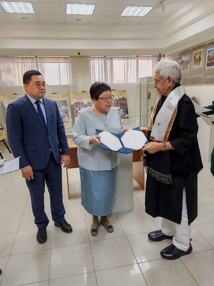 Lieutenant Governor hands over exhibitions belonging to Buddhist union & national museum in Russia